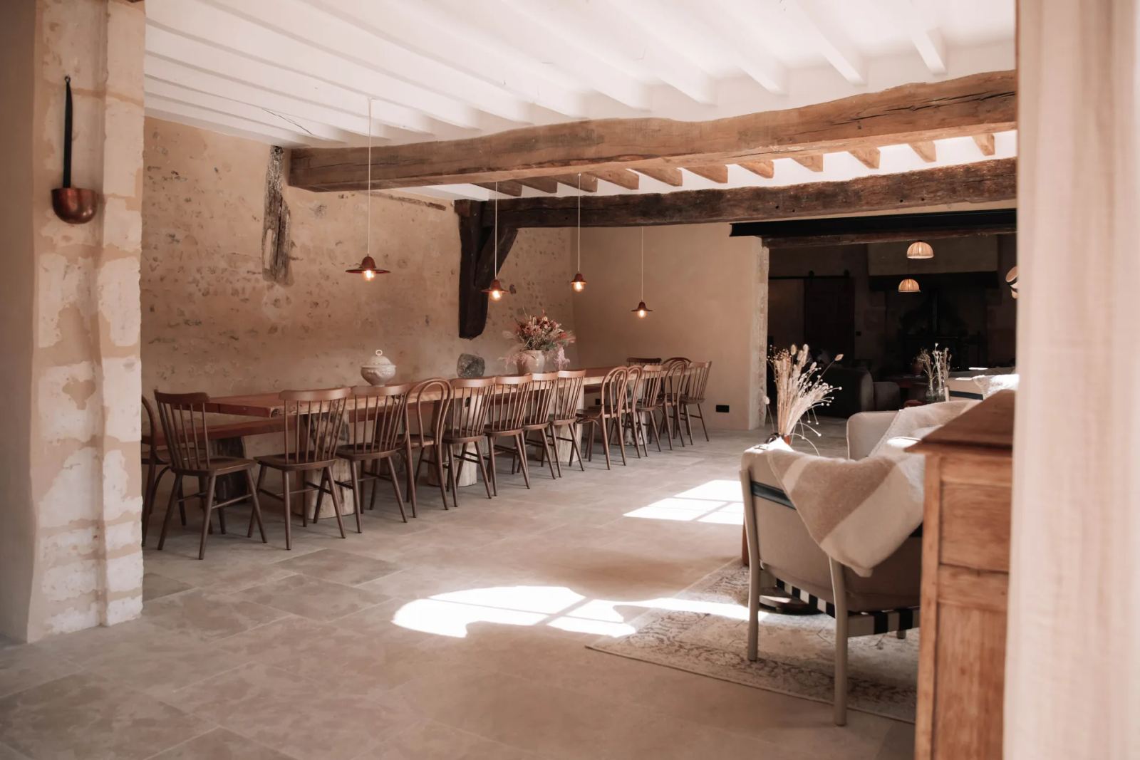 Salle à manger sous charpente, grande table en séquoia — Maison Oiserie
