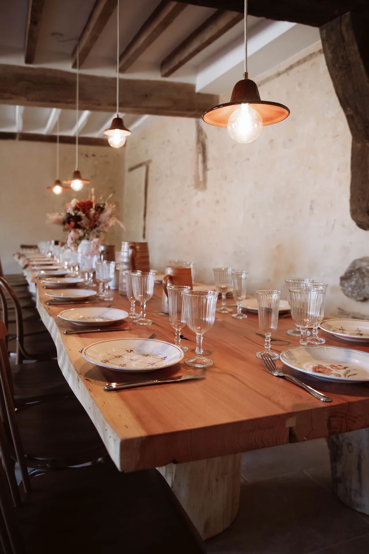 Table de 28 couverts dressée dans la salle à manger aux poutres apparentes — Maison Oiserie