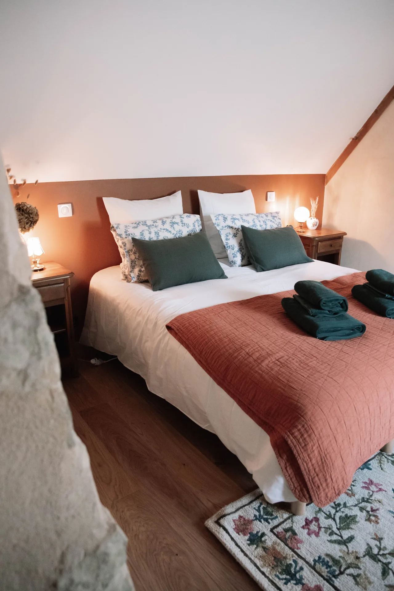 Chambre Le Faucon crécerelle, lit double avec linge de lit hôtelier — Maison Oiserie