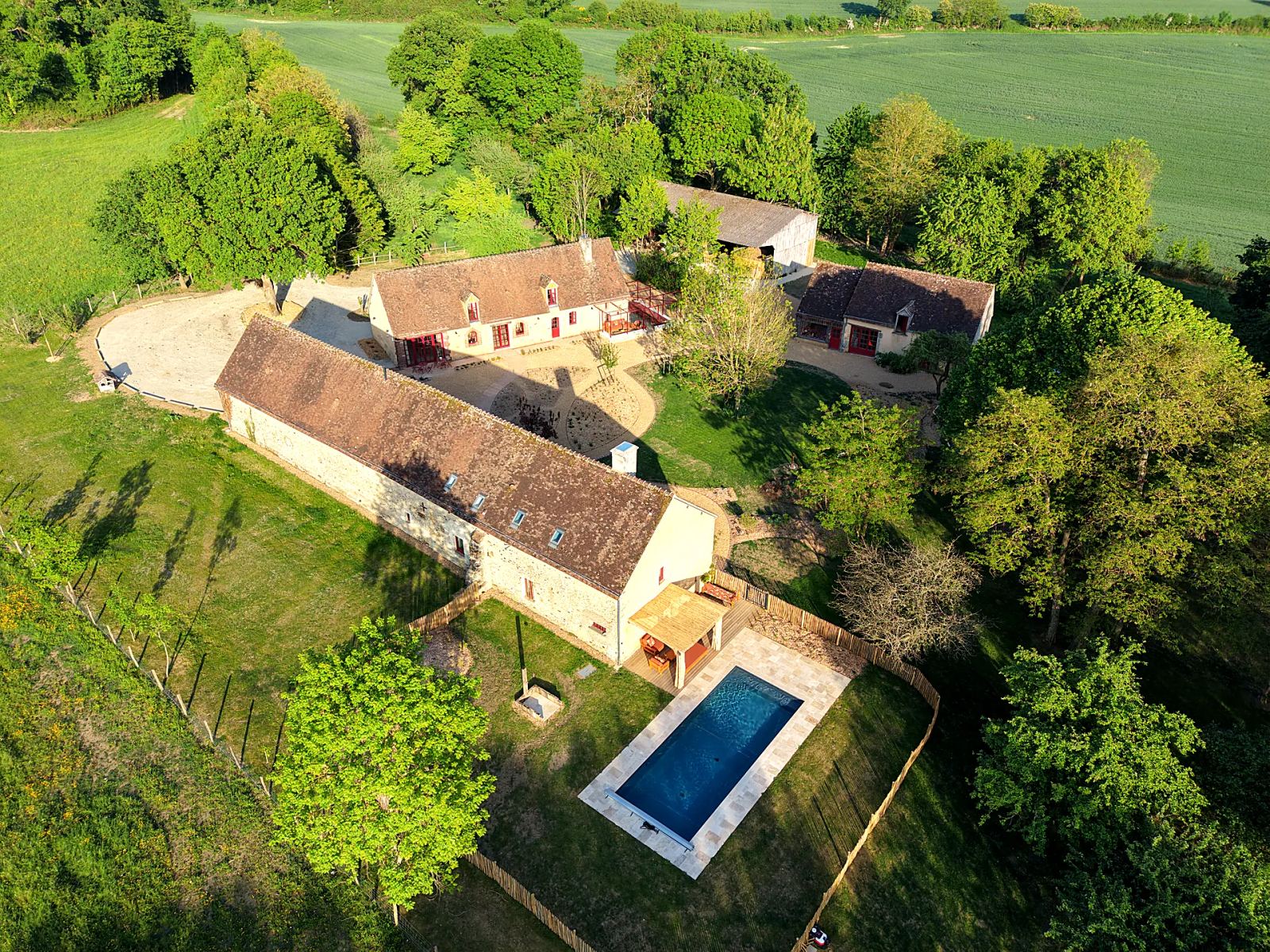 Vue aérienne de Maison Oiserie : les trois bâtiments, la piscine et le parc dans le bocage du Perche