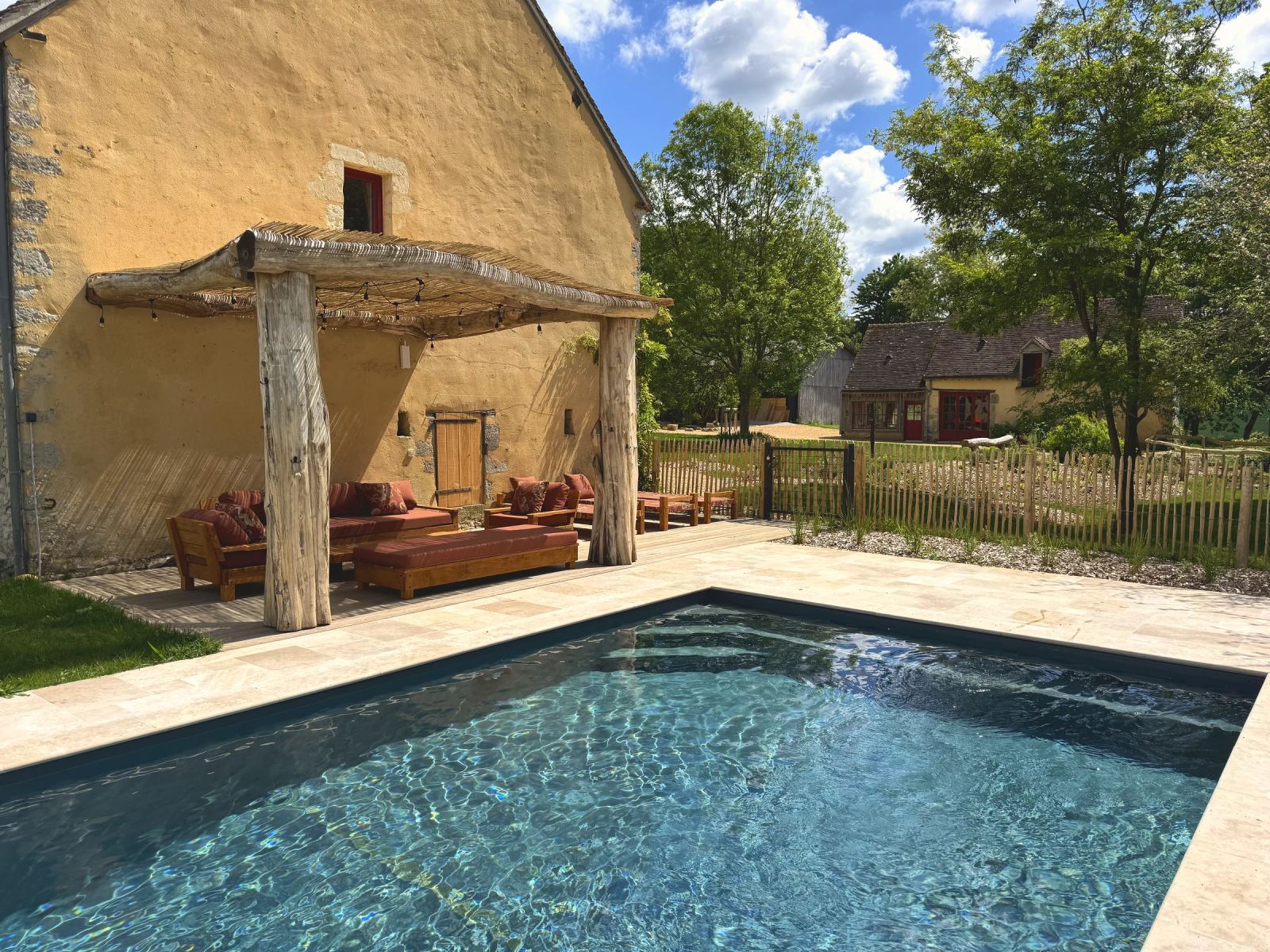 Piscine chauffée et son salon d'été couvert — Maison Oiserie
