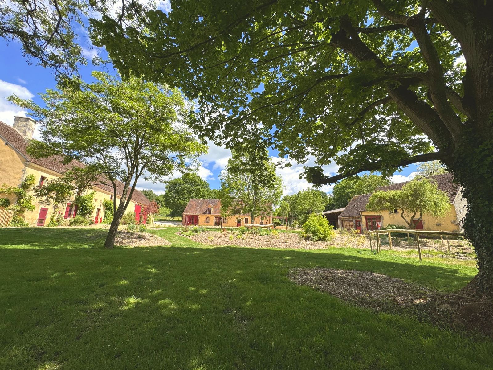 Parc de 2 hectares et bâtiments de la maison vus depuis la prairie — Maison Oiserie