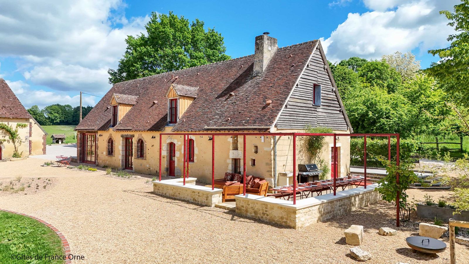 Façade en pierre et colombages de la maison principale, terrasse ombragée — Maison Oiserie