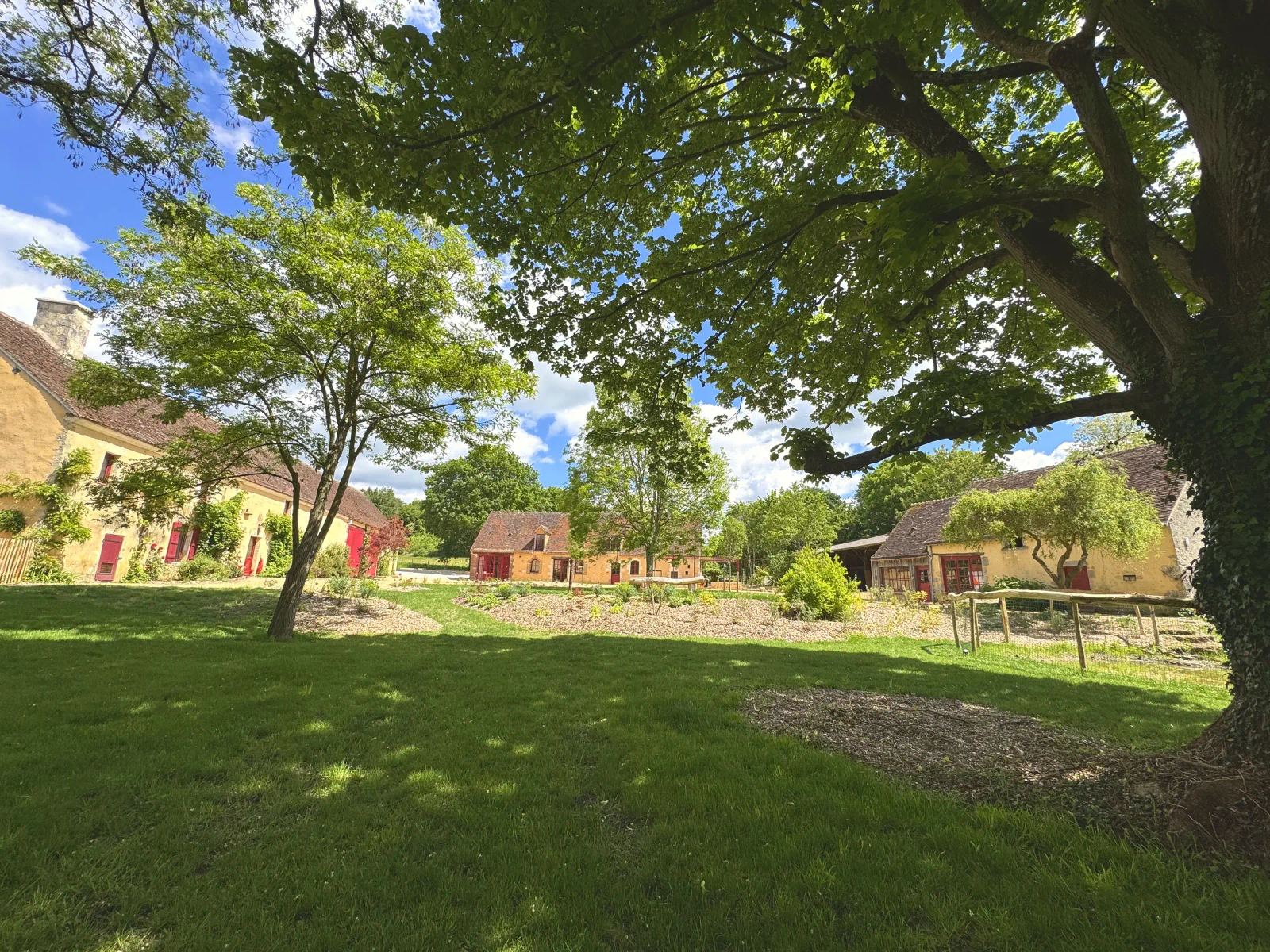 Parc de 2 hectares et bâtiments de la maison vus depuis la prairie — Maison Oiserie