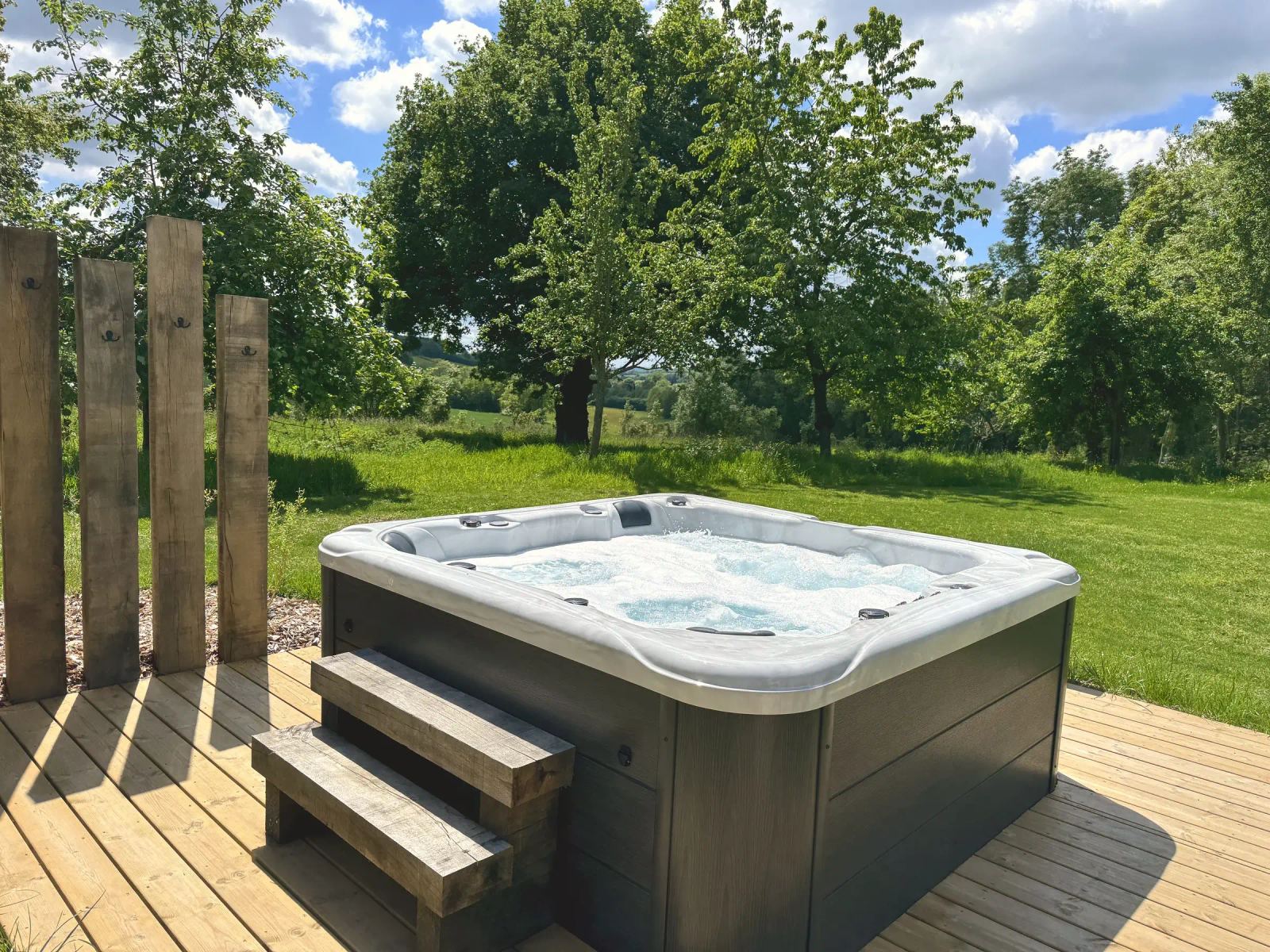 Spa extérieur 6 places sur sa terrasse en bois, face au verger — Maison Oiserie